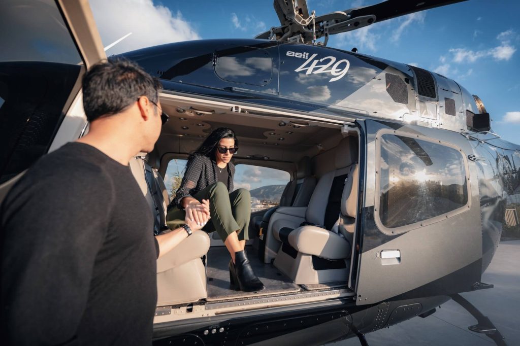 Bellavia Helicopter Rental Charter Flights Γυναίκα να αποβιβάζεται από προσγειωμένο ελικόπτερο