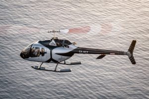 Bell 505 σε πτήση με φόντο τη θάλασσα