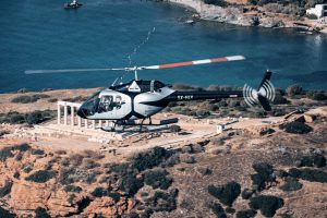 Bell 505 με φόντο αρχαίο ναό