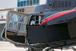 Bell 206 Πλαϊνή φωτογραφία με όλες τις πόρτες ανοιχτές