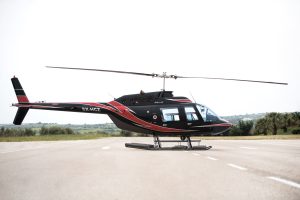 Bell 206 προσγειωμένο σε αεροδιάδρομο