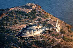 Bell 429 σε πτήση με φόντο λόφο με αρχαίο ναό